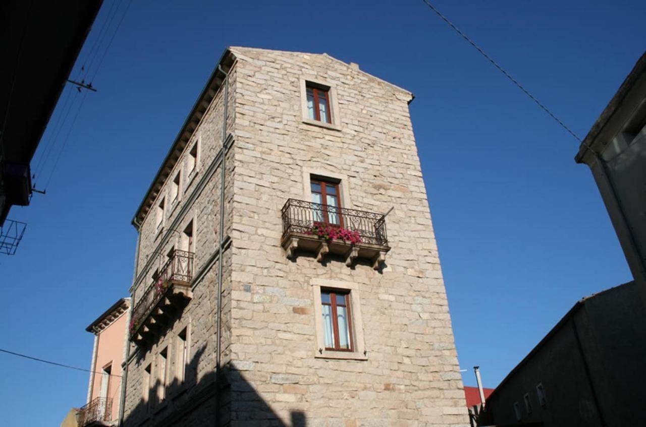 Guest House Le Gemelle Luras Kültér fotó