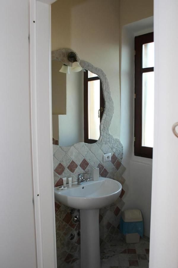 Guest House Le Gemelle Luras Kültér fotó