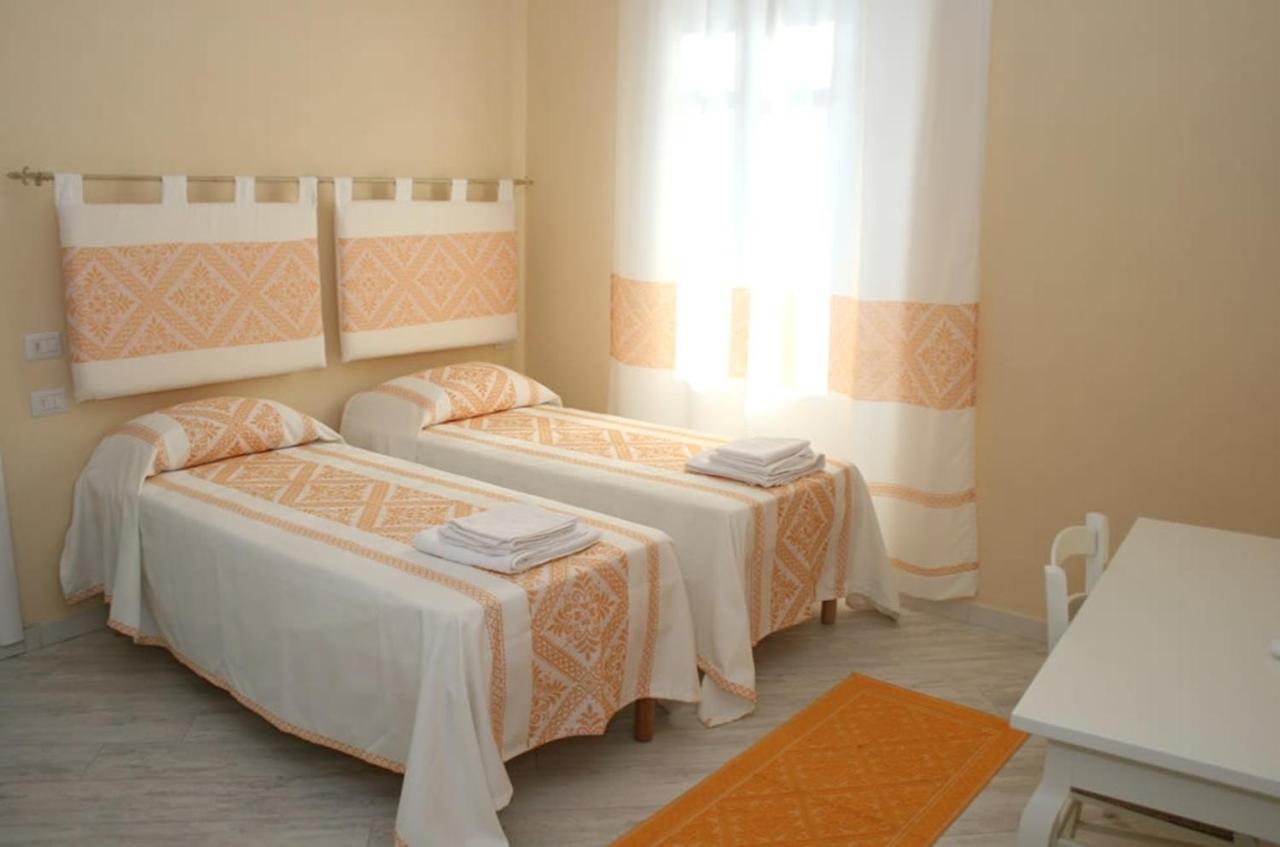 Guest House Le Gemelle Luras Szoba fotó