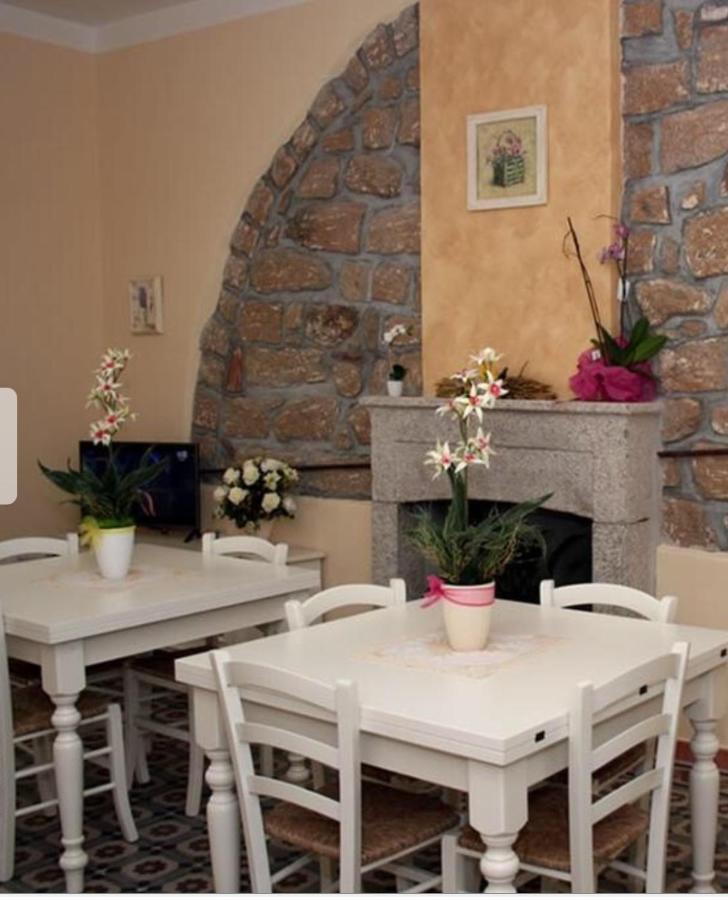 Guest House Le Gemelle Luras Kültér fotó